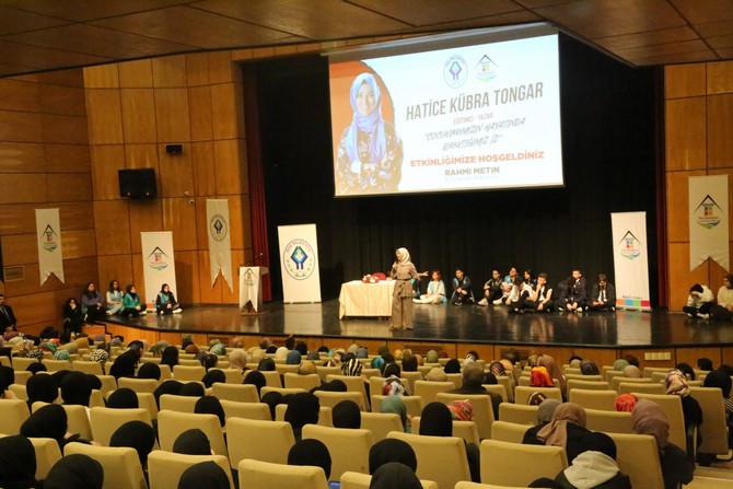 rize-belediyesi-genclik-merkezi-ve-bilgi-evi-ribegem-tarafindan-duzenlenen-yazar-hatice-kubra-tongarin-konferansi-yogun-ilgi-gordu-8.jpg