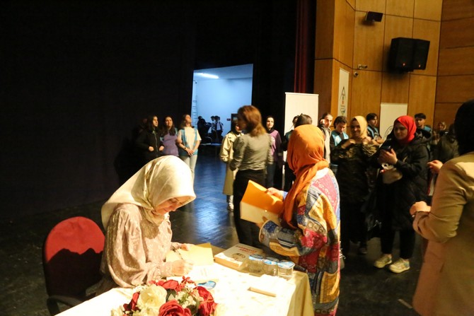 rize-belediyesi-genclik-merkezi-ve-bilgi-evi-ribegem-tarafindan-duzenlenen-yazar-hatice-kubra-tongarin-konferansi-yogun-ilgi-gordu-9.jpg