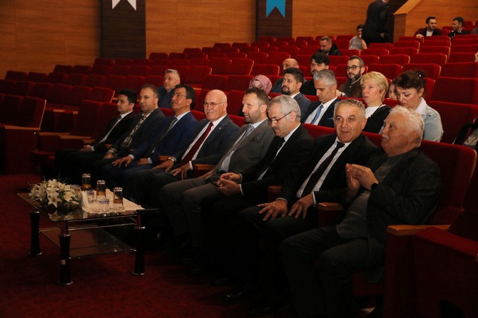 usak-universitesi-rektoru-prof-dr-savas-rteude-batiyi-aydinlatan-dogu-gunesi-konferansi-verdi-1.jpg