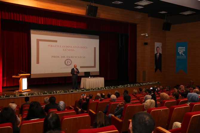 usak-universitesi-rektoru-prof-dr-savas-rteude-batiyi-aydinlatan-dogu-gunesi-konferansi-verdi-4.jpg