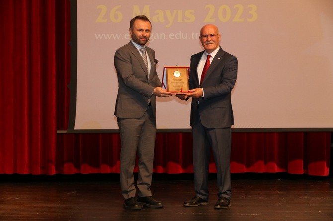 usak-universitesi-rektoru-prof-dr-savas-rteude-batiyi-aydinlatan-dogu-gunesi-konferansi-verdi-5.jpg