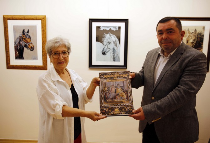 ressam-emine-ozdemir-atlari-konu-alan-bir-at-bir-murat-temali-ozgun-baski-resim-sergisini-sanko-sanat-galerisinde-acti-1.jpg