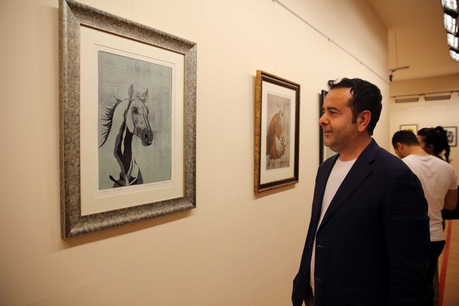 ressam-emine-ozdemir-atlari-konu-alan-bir-at-bir-murat-temali-ozgun-baski-resim-sergisini-sanko-sanat-galerisinde-acti-4.jpg