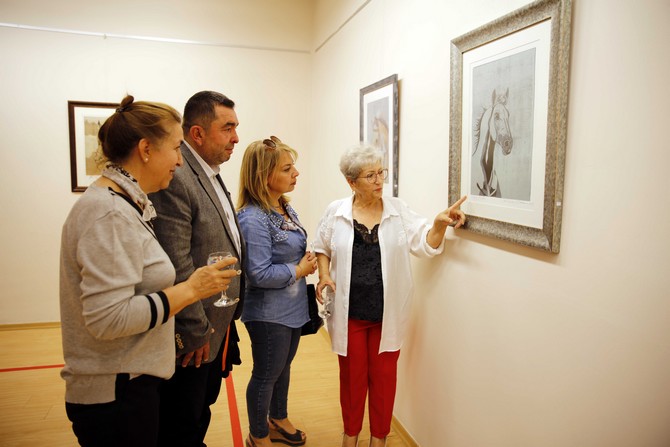ressam-emine-ozdemir-atlari-konu-alan-bir-at-bir-murat-temali-ozgun-baski-resim-sergisini-sanko-sanat-galerisinde-acti-6.jpg