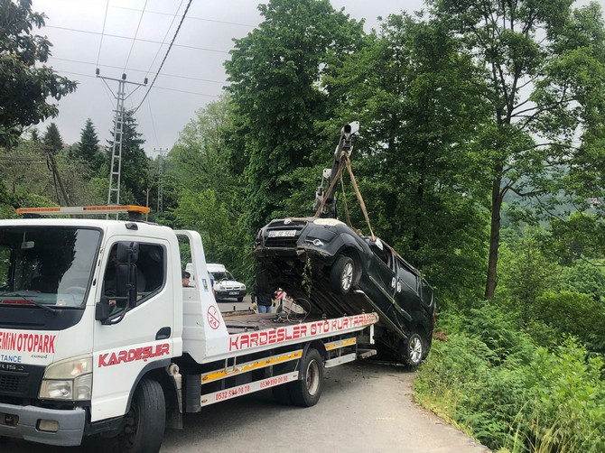 rizede-sarampole-yuvarlanan-hafif-ticari-aracin-surucusu-yaralandi-4.jpg
