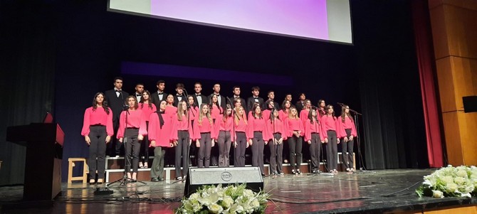rize-turk-telekom-guzel-sanatlar-lisesi-ismail-kahraman-kultur-merkezinde-verdigi-konserde-kentte-ilk-kez-insan-sesinin-enstruman-olarak-kullanildigi-vocal-acapella-formunu-tanitti-3.jpg
