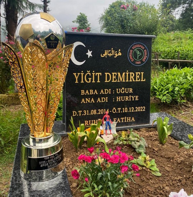 rizesporun-sampiyonluk-kupasi-minik-yigit-demirelin-kabrine-goturuldu-3.jpg