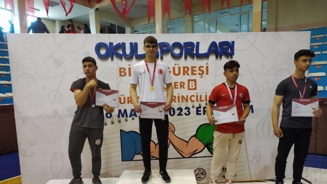 rize-borsa-istanbul-mesleki-ve-teknik-anadolu-lisesi-10-sinif-ogrencisi-ebubekir-caglayan-bilek-guresi-genclerde-turkiye-birinciligini-kazandi-1.jpg
