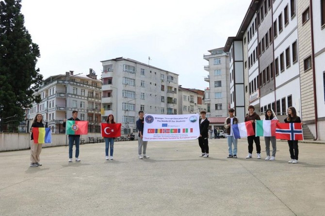 5-avrupa-ulkesinden-50-ogrenci-ve-ogretmen-dezavantajli-ogrencilerin-egitimi-ile-daha-gucluyuz-adli-2-erasmus-okul-egitimi-projesi-kapsaminda-rizeye-geldi-2.jpg