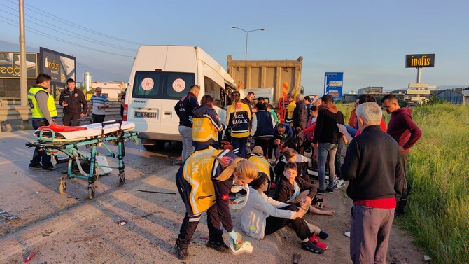 bursanin-inegol-ilcesinde-sporculari-tasiyan-minibus-hafriyat-kamyonuna-carpti-kazada-antrenor-abdulcelil-er-bayram-49-hayatini-kaybederken-14u-sporcu-1i-antrenor-1i-sofor-o.jpg