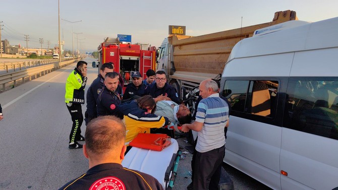 bursanin-inegol-ilcesinde-sporculari-tasiyan-minibus-hafriyat-kamyonuna-carpti-kazada-antrenor-abdulcelil-er-bayram-53-hayatini-kaybederken-14u-sporcu-1i-antrenor-1i-sofor-o.jpg