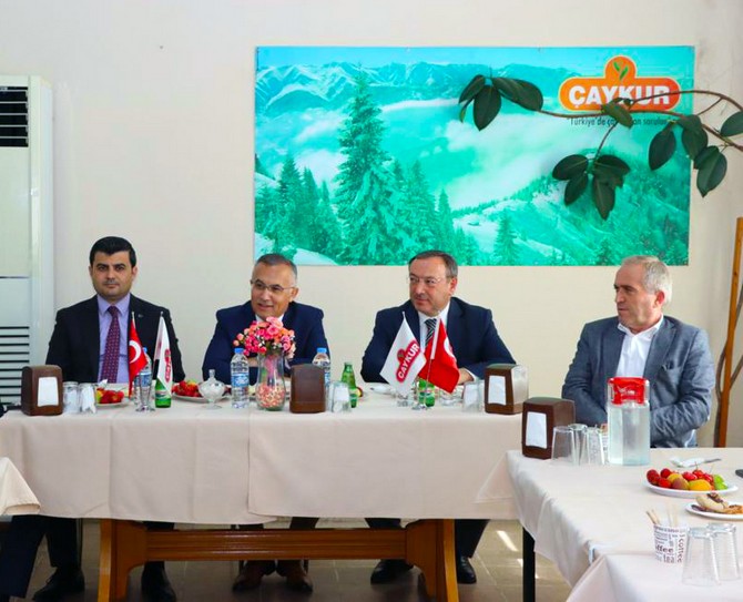 rize-valisi-kemal-ceber-ve-caykur-genel-muduru-yusuf-ziya-alim-eksper-ve-muhtarlarla-bir-araya-gelerek-cay-sokagi-projesi-kapsaminda-yapilacak-calismalarla-ilgili-degerlendirmede-bulundu-5-001.jpg