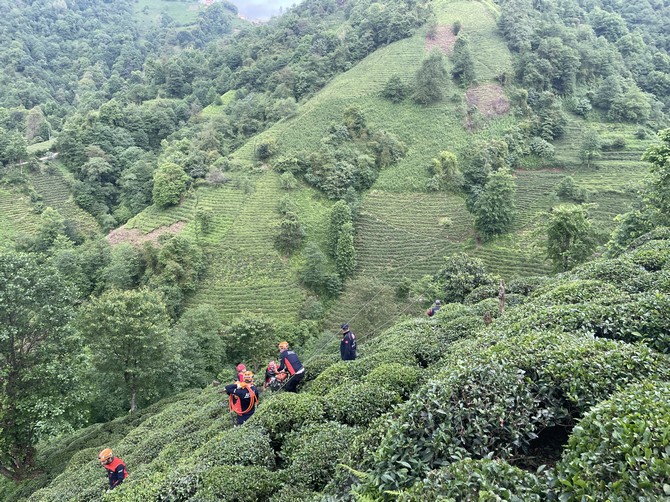 rizede-bindigi-ilkel-teleferikte-yaklasik-175-metre-yukseklikte-mahsur-kalan-kadin-afad-ekiplerince-kurtarildi-2-001.jpg