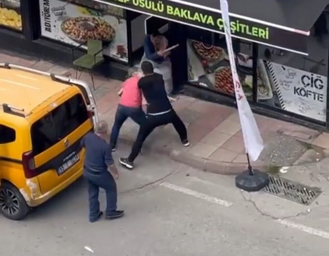 samsunda-bicakli-ve-sopali-kavgada-iki-cocuk-babasi-genc-hayatini-kaybetti-2-kisi-de-hafif-sekilde-yaralandi-5.jpg