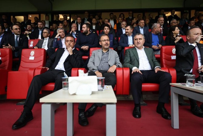 genclik-ve-spor-bakanligina-getirilen-dr-osman-askin-bak-spor-toto-super-ligin-37-haftasinda-galatasaray-ile-fenerbahce-arasinda-nef-stadyumunda-oynanan-derbiyi-izledi-2.jpg