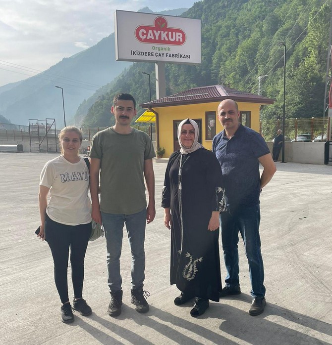 rizenin-ikizdere-kaymakami-mustafa-salih-bayram-esi-ve-koy-sakinleriyle-birlikte-organik-cay-topladi-sonrasinda-fabrikada-cayin-islenme-asamasini-inceledi-2.jpg