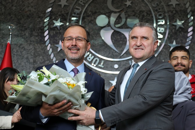 genclik-ve-spor-bakanligina-atanan-osman-askin-bak-duzenlenen-devir-teslim-toreni-ile-gorevi-mehmet-muharrem-kasapoglundan-devraldi-1.jpg
