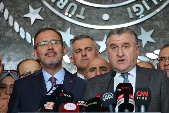 genclik-ve-spor-bakanligina-atanan-osman-askin-bak-duzenlenen-devir-teslim-toreni-ile-gorevi-mehmet-muharrem-kasapoglundan-devraldi-3.jpg