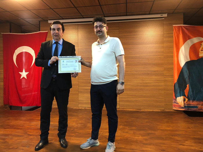 rizenin-kalkandere-ilcesinde-ustun-basari-belgesi-alan-ogretmenlere-belgeleri-duzenlenen-programda-verildi-3.jpg