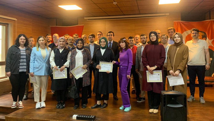 rizenin-kalkandere-ilcesinde-ustun-basari-belgesi-alan-ogretmenlere-belgeleri-duzenlenen-programda-verildi.jpg