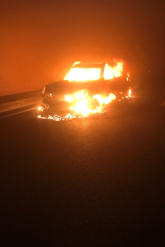 avrupa-ve-turkiyenin-en-uzun-dunyanin-3-en-uzun-tuneli-olan-ve-3-mayis-tarihinde-duzenlenen-torenle-hizmete-giren-yeni-zigana-tunelinde-hareket-halindeki-bir-otomobil-yanarak-kule-dondu-2.jpg