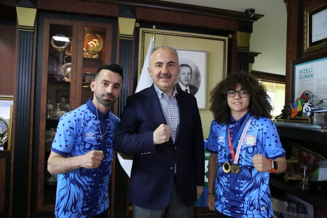 rize-belediye-baskani-rahmi-metin-turkiye-sampiyonu-genc-boksor-hamiyet-demireli-makaminda-konuk-etti-2.jpg