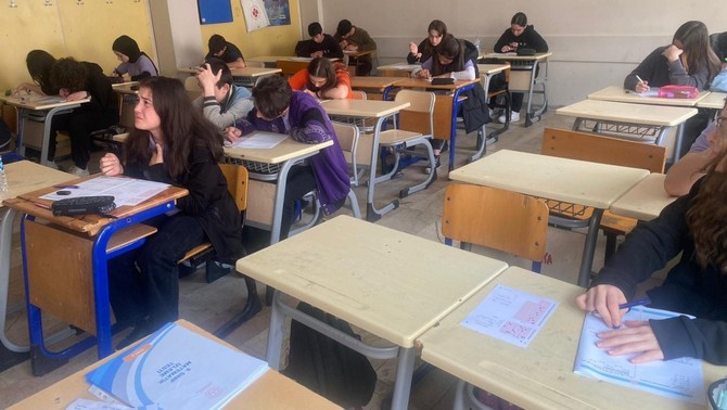 rizede-9-sinif-ogrencilerine-matematik-izleme-testi-uygulandi-1.jpg