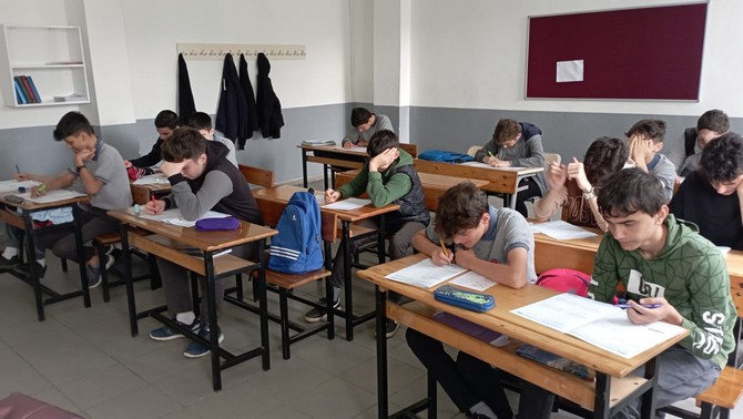 rizede-9-sinif-ogrencilerine-matematik-izleme-testi-uygulandi-10.jpg
