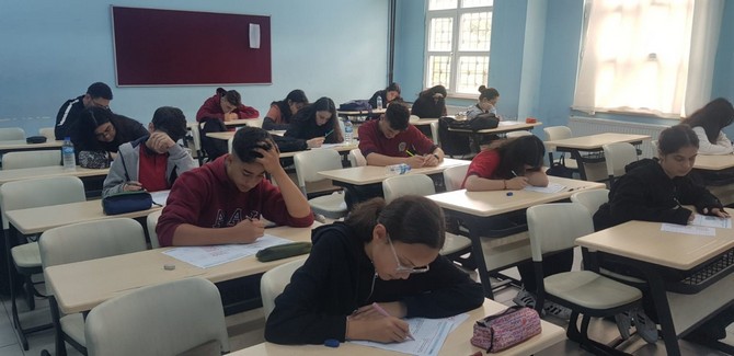 rizede-9-sinif-ogrencilerine-matematik-izleme-testi-uygulandi-3.jpg