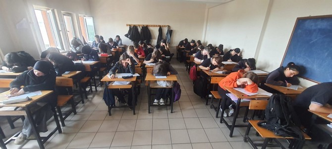 rizede-9-sinif-ogrencilerine-matematik-izleme-testi-uygulandi-7.jpg