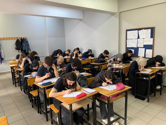 rizede-9-sinif-ogrencilerine-matematik-izleme-testi-uygulandi-9.jpg