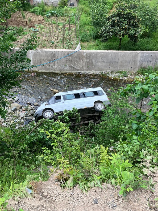 trabzonun-arakli-ilcesinde-bugun-meydana-gelen-trafik-kazasinda-ilk-belirlemelere-gore-1i-agir-5-kisi-yaralandi-2.jpg