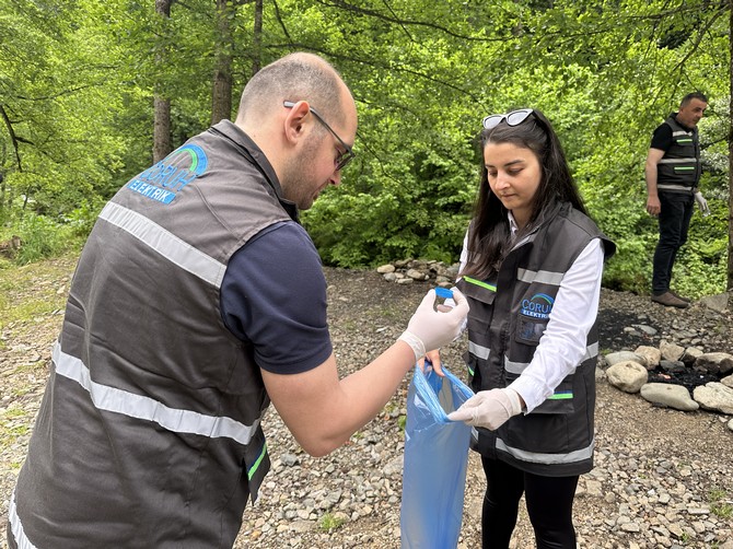 coruh-edas-ekipleri-cevre-koruma-haftasi-etkinlikleri-kapsaminda-derelerimiz-temiz-aksin-projesiyle-derelerdeki-copleri-temizleyerek-bu-coplerden-cikan-mavi-kapaklari-turkiye-omurilik-felclileri-vakfina-ba.jpg