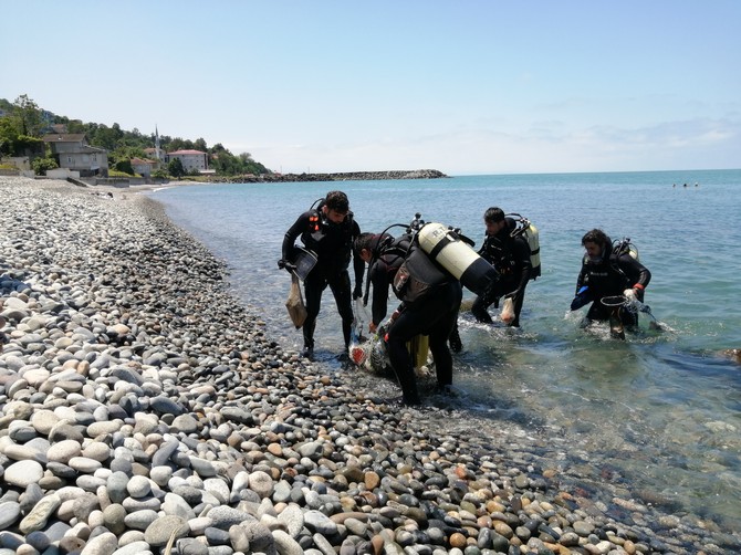 rteulu-ogrenciler-ve-akademisyenler-kiyi-ve-sualti-temizligi-yapti-2.jpg