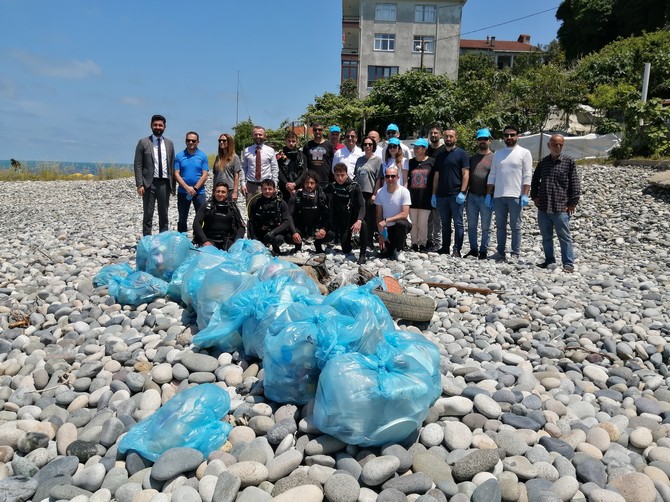rteulu-ogrenciler-ve-akademisyenler-kiyi-ve-sualti-temizligi-yapti-3.jpg