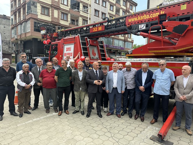 rizenin-cayeli-ilcesinde-belediye-baskani-ismail-hakki-ciftci-2-yil-once-siparisi-verilen-itfaiye-araci-gelince-belediye-binasina-itfaiye-merdiveni-ile-2-kattan-girdi-10.jpg