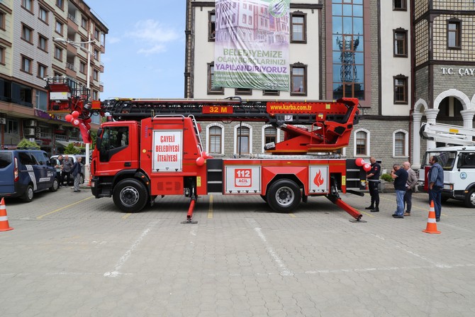 rizenin-cayeli-ilcesinde-belediye-baskani-ismail-hakki-ciftci-2-yil-once-siparisi-verilen-itfaiye-araci-gelince-belediye-binasina-itfaiye-merdiveni-ile-2-kattan-girdi-5.jpg