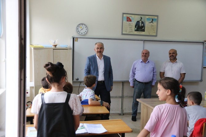 rize-belediye-baskani-rahmi-metin-23-nisan-ulusal-egemenlik-cocuk-bayraminda-makamini-temsili-olarak-devrettigi-ilkogretim-okulu-ogrencisi-esma-nur-sirini-okulunda-ziyaret-etti-1.jpg