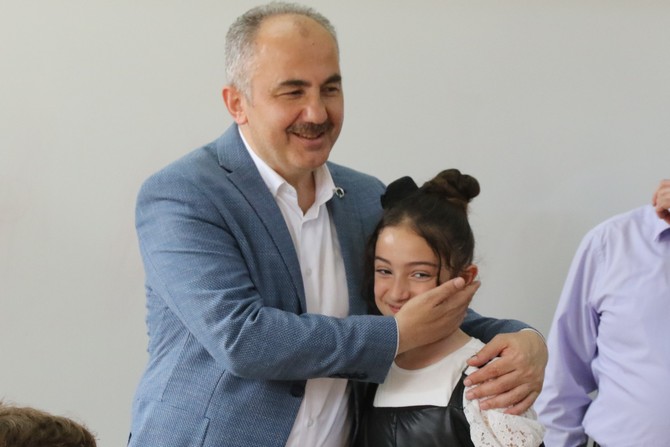 rize-belediye-baskani-rahmi-metin-23-nisan-ulusal-egemenlik-cocuk-bayraminda-makamini-temsili-olarak-devrettigi-ilkogretim-okulu-ogrencisi-esma-nur-sirini-okulunda-ziyaret-etti-6.jpg