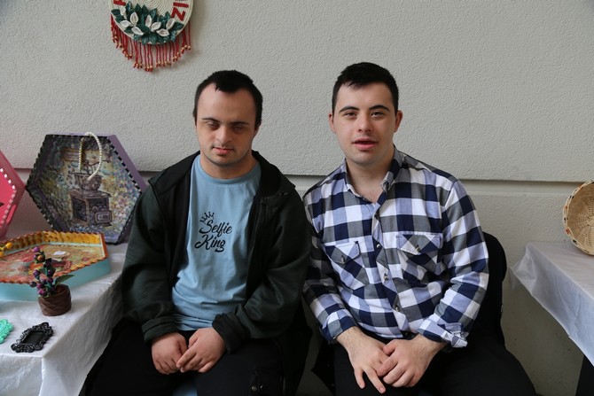 rize-belediye-baskani-rahmi-metin-ozel-gereksinimli-bireylerin-yaptiklari-urunlerin-sergi-ve-satis-programina-katildi-11.jpg