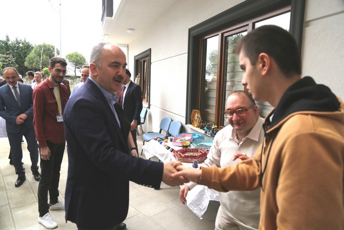 rize-belediye-baskani-rahmi-metin-ozel-gereksinimli-bireylerin-yaptiklari-urunlerin-sergi-ve-satis-programina-katildi-3.jpg