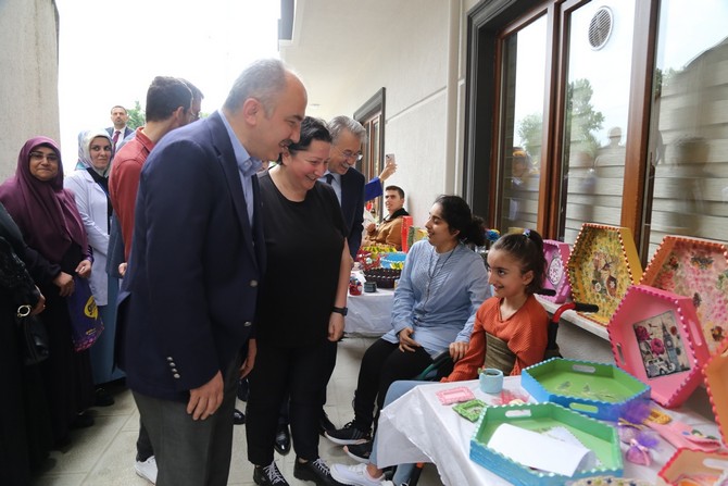 rize-belediye-baskani-rahmi-metin-ozel-gereksinimli-bireylerin-yaptiklari-urunlerin-sergi-ve-satis-programina-katildi-5.jpg