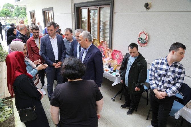 rize-belediye-baskani-rahmi-metin-ozel-gereksinimli-bireylerin-yaptiklari-urunlerin-sergi-ve-satis-programina-katildi-6.jpg