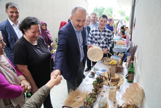rize-belediye-baskani-rahmi-metin-ozel-gereksinimli-bireylerin-yaptiklari-urunlerin-sergi-ve-satis-programina-katildi-7.jpg