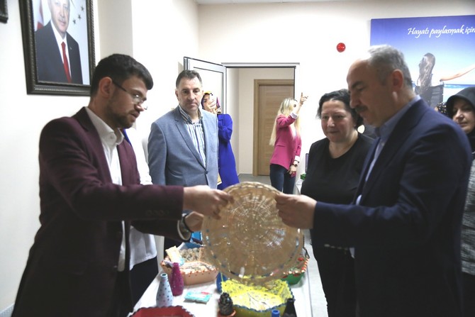 rize-belediye-baskani-rahmi-metin-ozel-gereksinimli-bireylerin-yaptiklari-urunlerin-sergi-ve-satis-programina-katildi-8.jpg