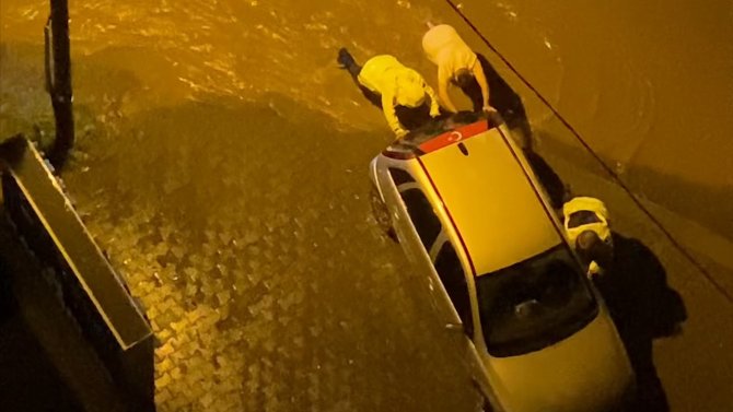 siddetli-saganak-yagis-nedeniyle-gole-donen-otoyolda-mahsur-kalan-araci-surucusu-ve-trafik-polisleri-iterek-oldugu-yerden-cikardi-1.jpg