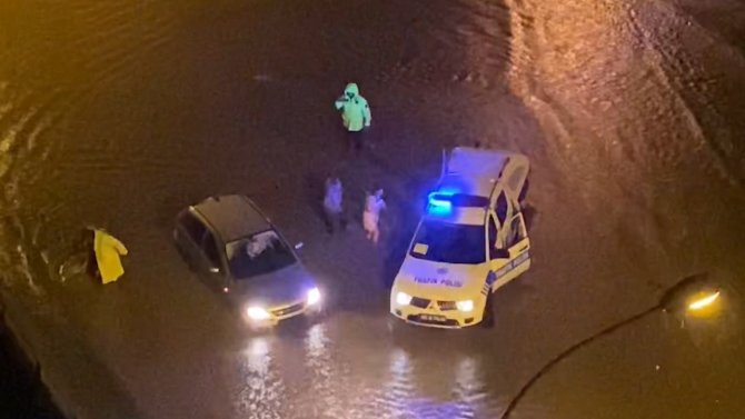 siddetli-saganak-yagis-nedeniyle-gole-donen-otoyolda-mahsur-kalan-araci-surucusu-ve-trafik-polisleri-iterek-oldugu-yerden-cikardi-2.jpg
