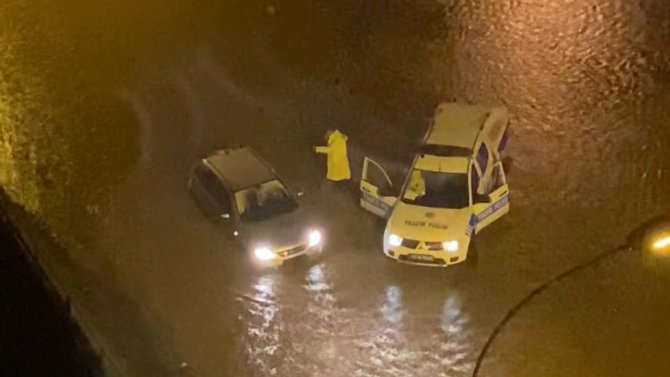 siddetli-saganak-yagis-nedeniyle-gole-donen-otoyolda-mahsur-kalan-araci-surucusu-ve-trafik-polisleri-iterek-oldugu-yerden-cikardi-5.jpg