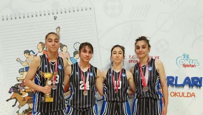 rize-cay-mesleki-ve-teknik-anadolu-lisesi-3x3-basketbol-kiz-takimi-konya-da-duzenlenen-turkiye-finalinde-turkiye-2-ligini-kazandi-4.jpg