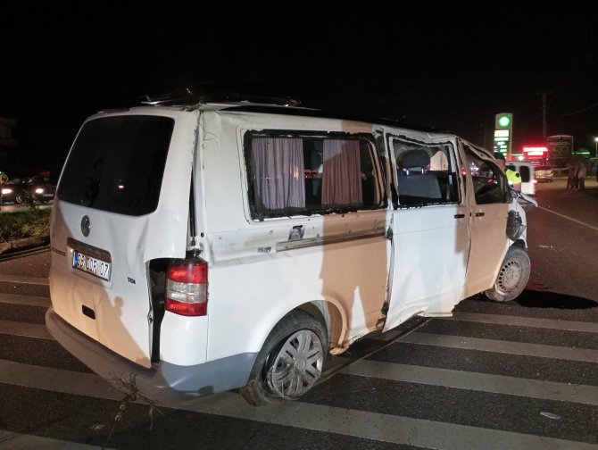 samsunda-minibusun-devrilmesi-sonucu-9-kisi-yaralandi-5-001.jpg